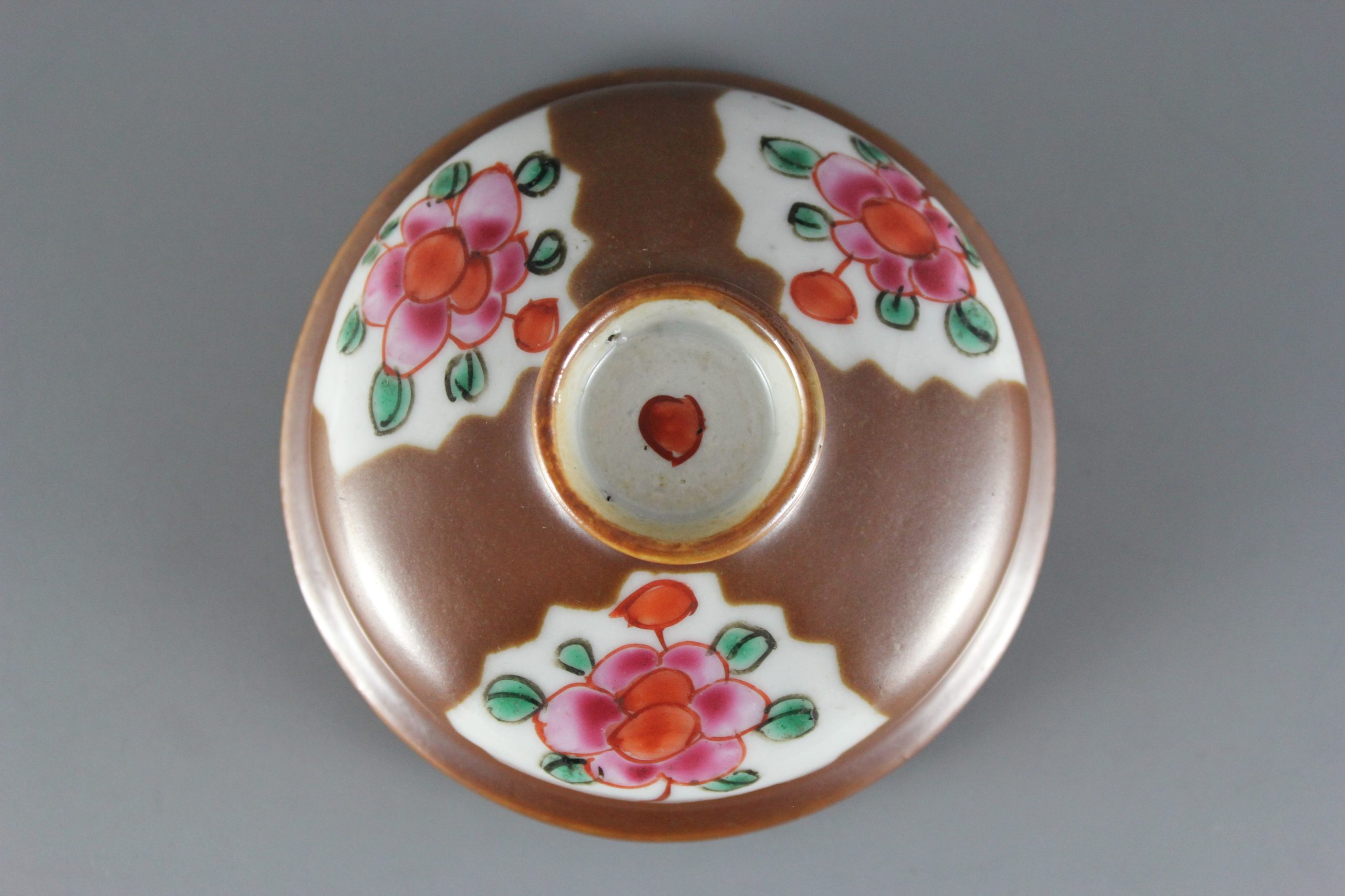 Chinese Batavian jar and cover