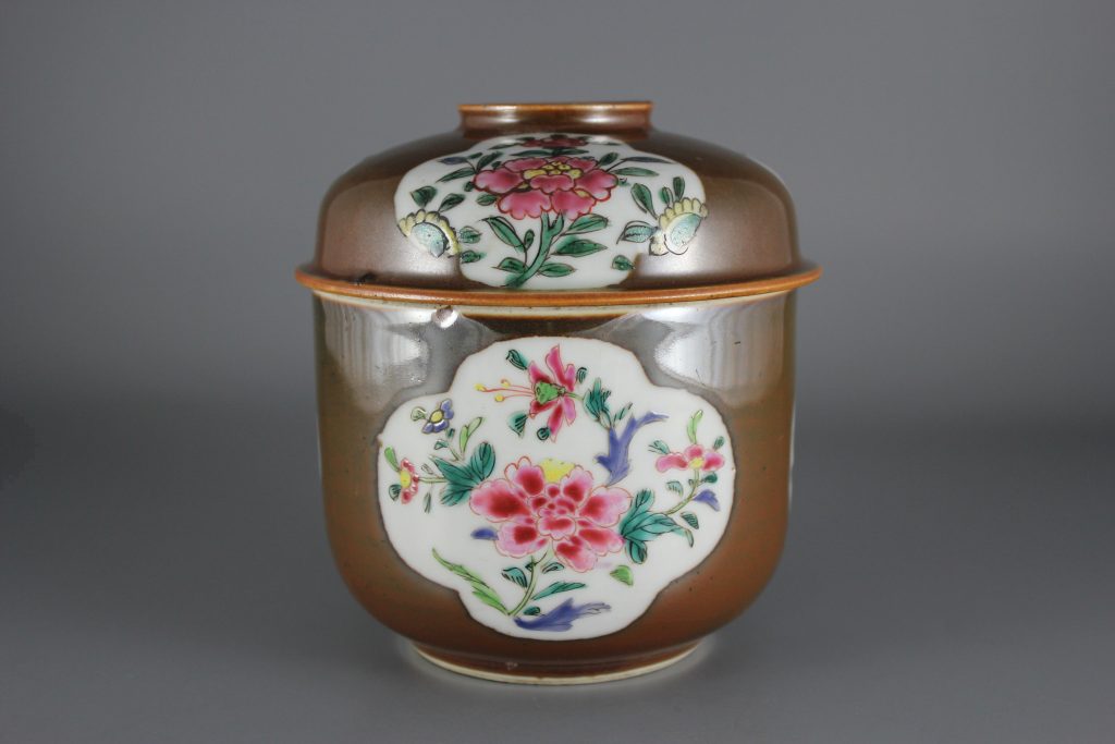 Chinese Batavian jar and cover