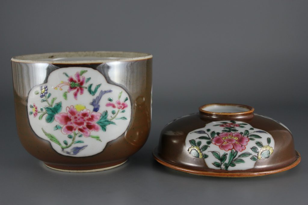 Chinese Batavian jar and cover